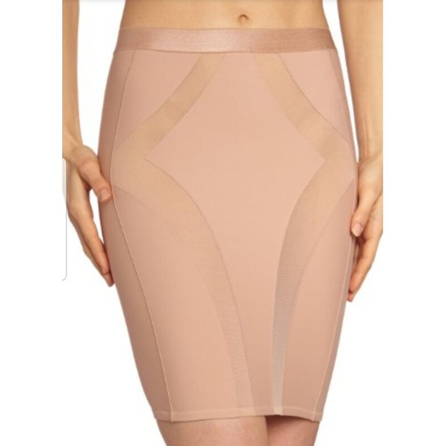 Triumph 44(XXL) 42(XL) dydžio kūno spalvos  koreguojantis  pasijonis Amazing Sensation Skirt 