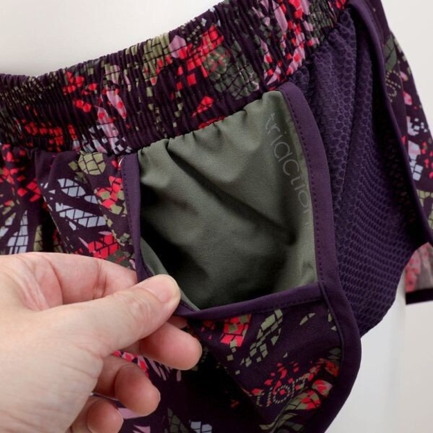 Triumph moteri&scaron;ki violetinės spalvos su ra&scaron;tais laisvalaikio  &scaron;ortai Cardio Apparel Better Short