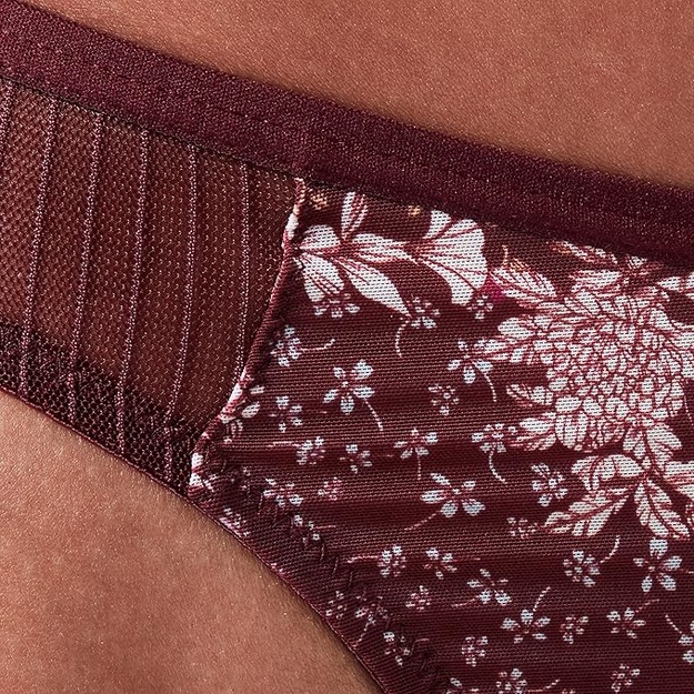 Triumph gėleti 36(S) ir 38 (M) dydžio stringai Lavish Spotlight High Waist String